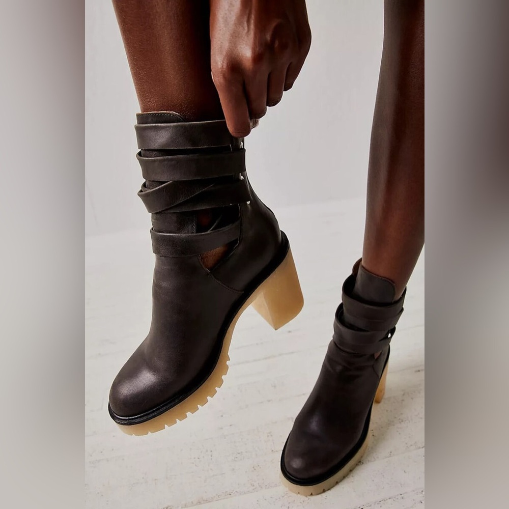 NWT Free People Jesse Cutout Boots Size 8